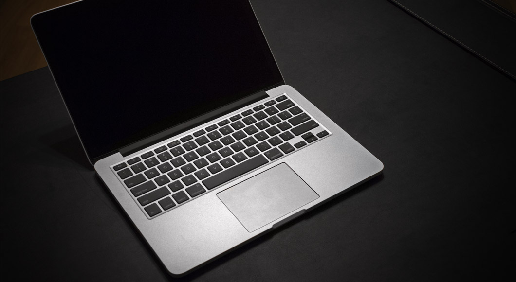 MacBook Pro 2015 вид спереди, открытый